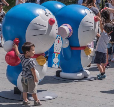 Tokyo, Japonya - 20 Ağustos 2018. Doraemon heykeller Roppongi Hills için yapılan kalabalık çocuk.