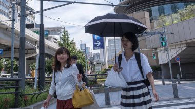 Tokyo, Japonya - 20 Ağustos 2018. Yaya geçidi Roppongi bölgesinde sokak.