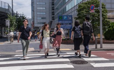 Tokyo, Japonya - 20 Ağustos 2018. Yaya geçidi Roppongi bölgesinde sokak.
