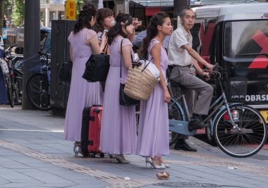 Tokyo, Japonya - 20 Ağustos 2018. Roppongi sokak kaldırım, yaya.
