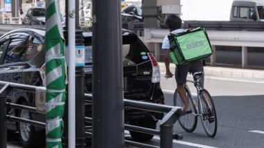 Uber Eat binici Roppongi sokakta Bisiklete binme.