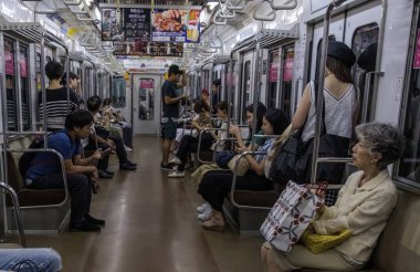 Tokyo, Japonya - 20 Ağustos 2018. Commuters Tokyo Metro metro tren.