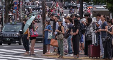Tokyo, Japonya - 19 Ağustos 2018. Yaya Shibuya içinde karşıdan karşıya için bekliyor.