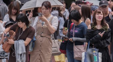 Tokyo, Japonya - 19 Ağustos 2018. Yaya Shibuya içinde karşıdan karşıya için bekliyor.