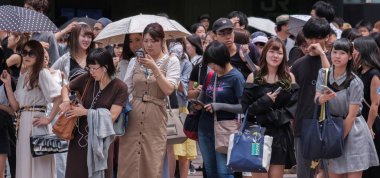 Tokyo, Japonya - 19 Ağustos 2018. Yaya Shibuya içinde karşıdan karşıya için bekliyor.