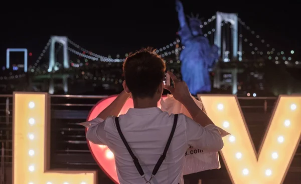 Tokyo Japan Augusti 2018 Turist Framför Upplyst Kärlek Logga Odaiba — Stockfoto