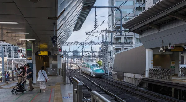 2018 東京都 高速新幹線東京駅のプラットフォームに到着 — ストック写真