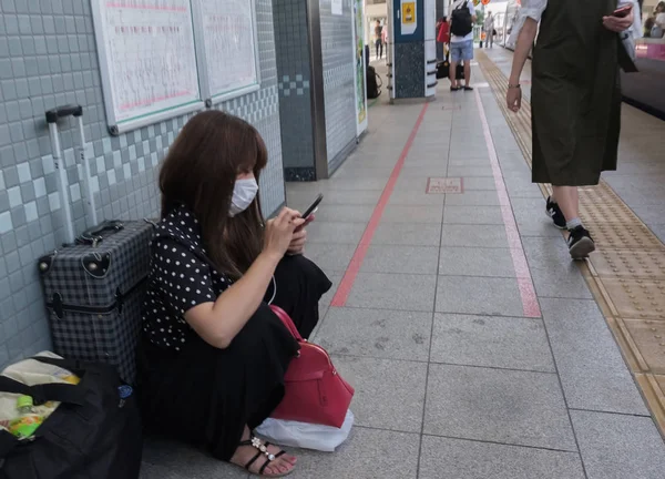 Toquio Japão Agosto 2018 Menina Japonesa Com Smartphone Plataforma Tokyo — Fotografia de Stock