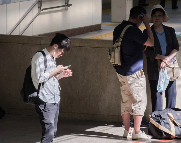 Toquio Japão Agosto 2018 Homem Com Smartphone Plataforma Tokyo Railway — Fotografia de Stock