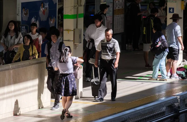 Tokyo, Japonya - 17 Ağustos 2018. Commuters Tokyo Tren İstasyonu platformu.
