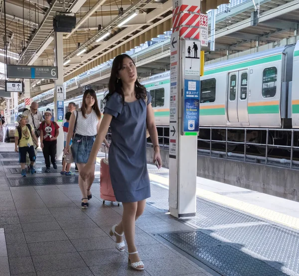 Tokyo Japan August 17Th 2018 Commuters Tokyo Railway Station Platform — Stock Photo, Image