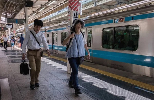 Toquio Japão Agosto 2018 Comutadores Plataforma Estação Ferroviária Tóquio — Fotografia de Stock