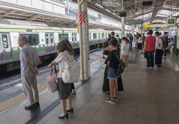 Tokyo Japan August 17Th 2018 Commuters Tokyo Railway Station Platform — Stock Photo, Image
