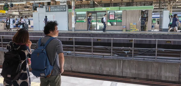 Tokyo Giappone Agosto 2018 Pendolari Alla Piattaforma Della Stazione Ferroviaria — Foto Stock