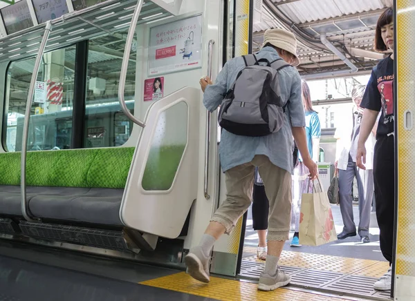 Tokyo Japan Augusti 2018 Gammal Kvinna Släpper Japan Railway Persontåg — Stockfoto