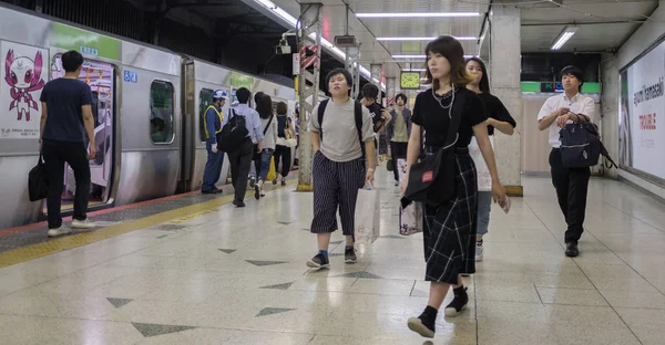 Toquio Japão Agosto 2018 Commuters Shibuya Japão Estação Ferroviária Plataforma — Fotografia de Stock