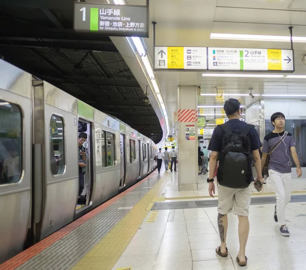 Tokyo, Japonya - 17 Ağustos 2018. Commuters Shibuya Japonya demiryolu istasyonu platformu