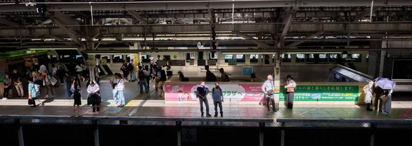 Tokyo Japan August 17Th 2018 Commuters Tokyo Railway Station Platform — Stock Photo, Image