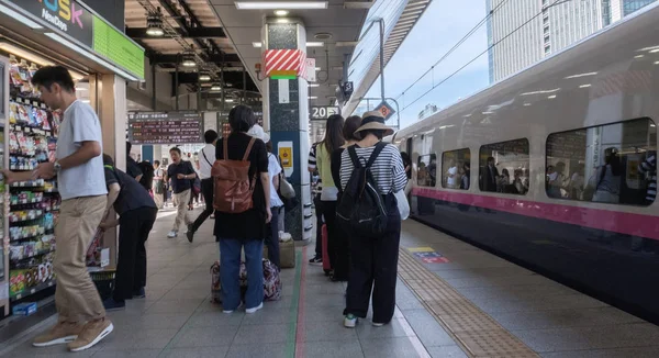 Tokyo Japan Augusti 2018 Pendlare Tokyo Järnvägsstationen Plattform — Stockfoto