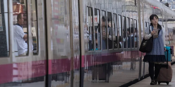 Tokyo Japan Augustus 2018 Pendelaars Tokyo Treinstation Platform — Stockfoto