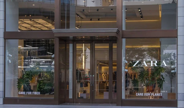 2018 東京都 六本木の有名なザラ スペイン ファッションの小売商の出口 — ストック写真