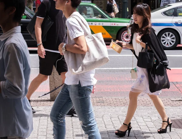 Tokyo Giappone Agosto 2018 Ragazza Giapponese Che Cammina Strada Shibuya — Foto Stock