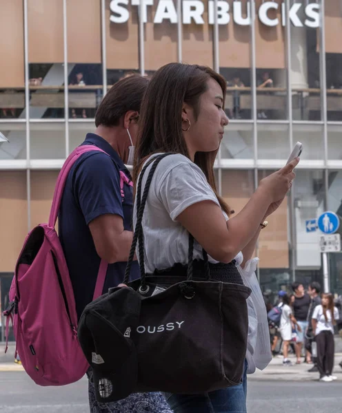 Tokyo Japan August 2018 Japanisches Mädchen Mit Smartphone Wartet Darauf — Stockfoto