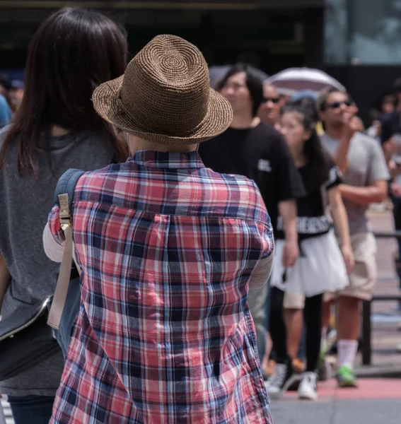 Toquio Japão Agosto 2018 Backview Homem Usando Chapéu Palha Cruzando — Fotografia de Stock