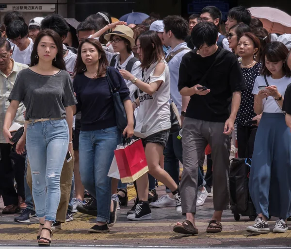 Tokio Japón Agosto 2018 Pedesrrian Cruzando Calle Shibuya — Foto de Stock