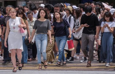 Tokyo, Japonya - 19 Ağustos 2018. Pedesrrian geçiş Shibuya sokakta.