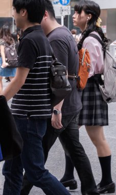 Tokyo, Japonya - 19 Ağustos 2018. Japon liseli kız Tekdüzen Shibuya sokakta yürüme.