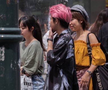 Tokyo, Japonya - 19 Ağustos 2018. Shibuya içinde geçerken Kızıl saçlı adam.