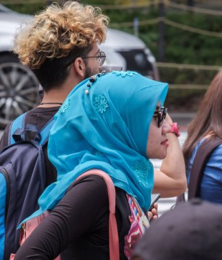 Tokyo, Japonya - 19 Ağustos 2018. Shibuya içinde karşıya kadın Müslüman Turizm.