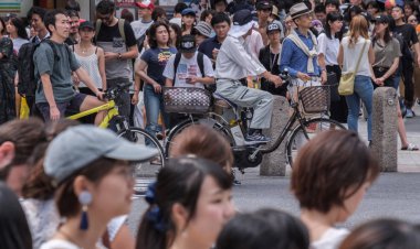 Tokyo, Japonya - 19 Ağustos 2018. Adam sokakta Shibuya bir bisiklet sürme