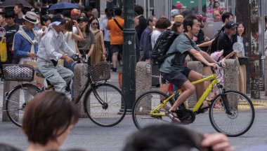 Tokyo, Japonya - 19 Ağustos 2018. Adam sokakta Shibuya bir bisiklet sürme