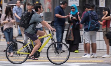 Tokyo, Japonya - 19 Ağustos 2018. Adam sokakta Shibuya bir bisiklet sürme