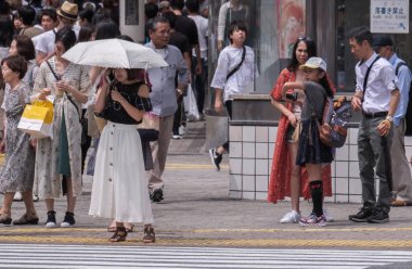 Tokyo, Japonya - 19 Ağustos 2018. Yaya Shibuya içinde karşıdan karşıya için bekliyor.