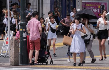 Tokyo, Japonya - 19 Ağustos 2018. Yaya Shibuya içinde karşıdan karşıya için bekliyor.
