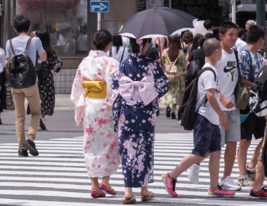 Tokyo, Japonya - 19 Ağustos 2018. Shibuya içinde karşıya trditional yukata güzel Japon kız.