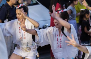 Tokyo, Japonya - 19 Ağustos 2018. Geleneksel giyim Shimokitazawa Awa Odori Festivali sırasında sokakta gerçekleştirme giyen dansçılar.
