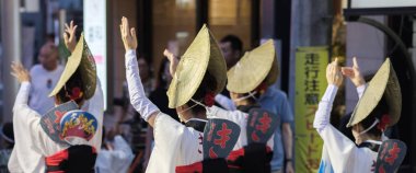 Tokyo, Japonya - 19 Ağustos 2018. Amigasa hasır şapka ve sokakta Shimokitazawa Awa Odori Festivali sırasında performans kimono giyen kadın dansçılar.