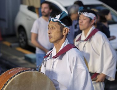Tokyo, Japonya - 19 Ağustos 2018. Geleneksel taiko oynarken müzisyen eşlik eden dans topluluğu Shimokitazawa Awa Odori Festivali sırasında sokakta davul.
