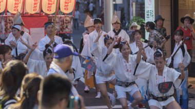 Tokyo, Japonya - 19 Ağustos 2018. Geleneksel giyim Shimokitazawa Awa Odori Festivali sırasında sokakta gerçekleştirme giyen dansçılar.