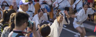 Tokyo, Japonya - 19 Ağustos 2018. Geleneksel giyim Shimokitazawa Awa Odori Festivali sırasında sokakta gerçekleştirme giyen dansçılar.
