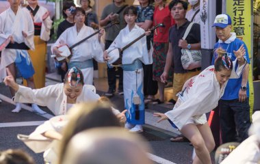 Tokyo, Japonya - 19 Ağustos 2018. Geleneksel giyim Shimokitazawa Awa Odori Festivali sırasında sokakta gerçekleştirme giyen dansçılar.
