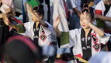 Tokyo, Japonya - 19 Ağustos 2018. Geleneksel giyim Shimokitazawa Awa Odori Festivali sırasında sokakta gerçekleştirme giyen kadın çocuk dansçılar.