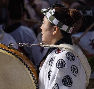 Tokyo, Japonya - 19 Ağustos 2018. Geleneksel taiko oynarken müzisyen eşlik eden dans topluluğu Shimokitazawa Awa Odori Festivali sırasında sokakta davul.