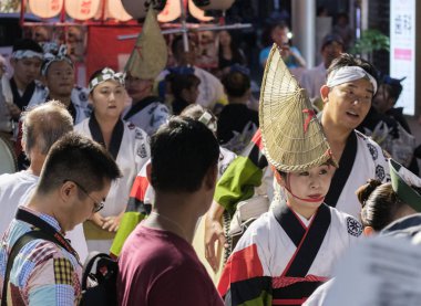 Tokyo, Japonya - 19 Ağustos 2018. Amigasa hasır şapka ve sokakta Shimokitazawa Awa Odori Festivali sırasında performans kimono giyen kadın dansçılar.