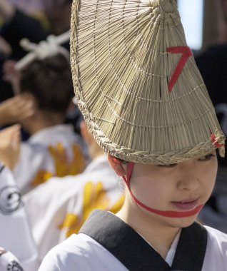 Tokyo, Japonya - 19 Ağustos 2018. Amigasa hasır şapka ve sokakta Shimokitazawa Awa Odori Festivali sırasında performans kimono giyen kadın dansçılar.