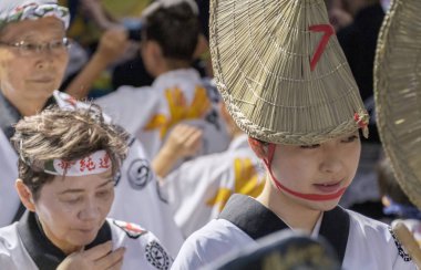 Tokyo, Japonya - 19 Ağustos 2018. Amigasa hasır şapka ve sokakta Shimokitazawa Awa Odori Festivali sırasında performans kimono giyen kadın dansçılar.